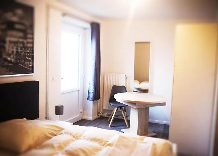 Ellada Restaurant & מלון 3*