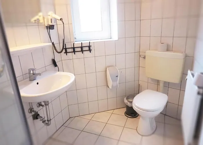 Ellada Restaurant & מלון